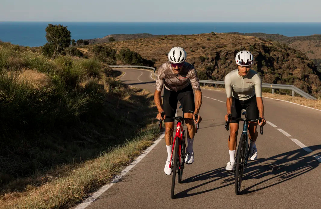 Radfahrer in CUORE Amore Radtrikots und Bib Shorts