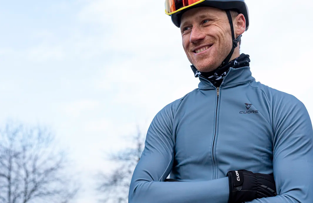Rennradfahrer in CUORE Winter-Bekleidung