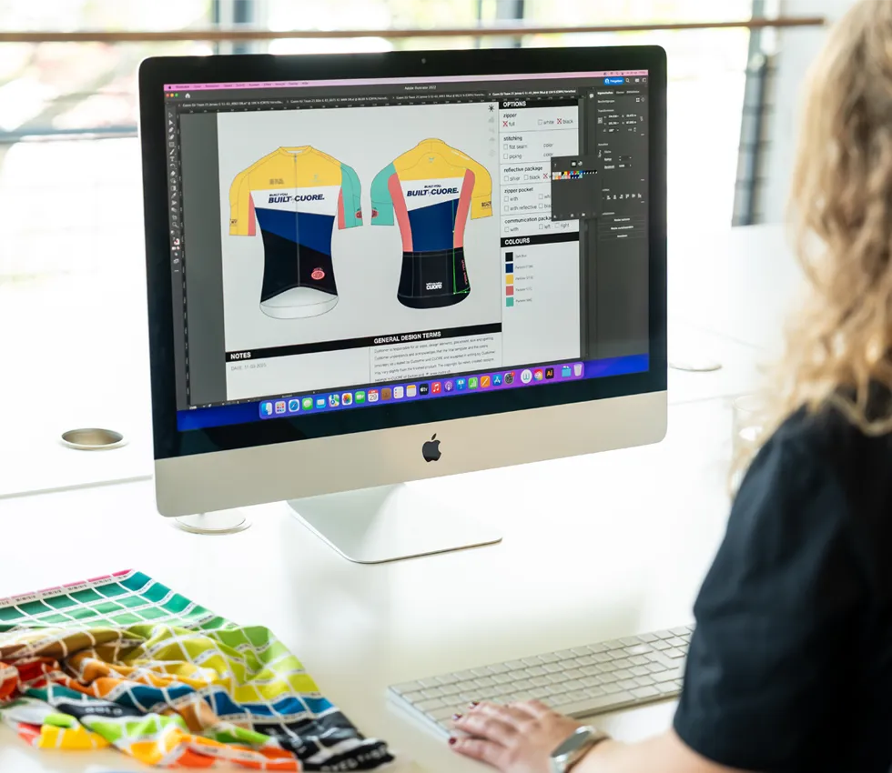 Design eines CUORE Radtrikots auf einem PC Monitor